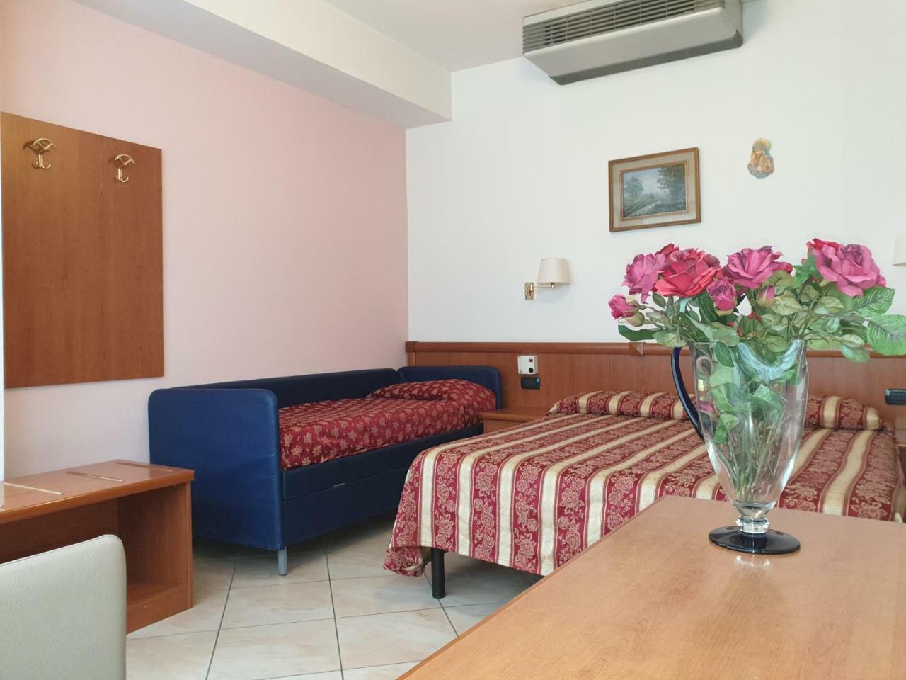 Hotel Ginevra Riccione Esterno foto