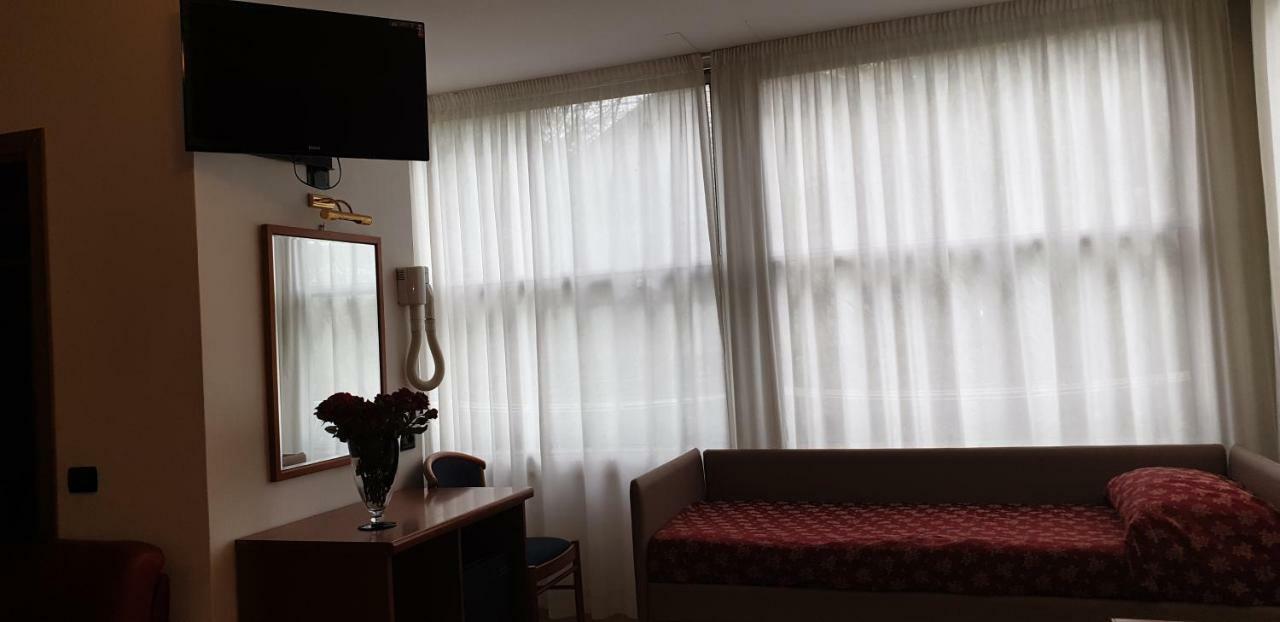 Hotel Ginevra Riccione Esterno foto